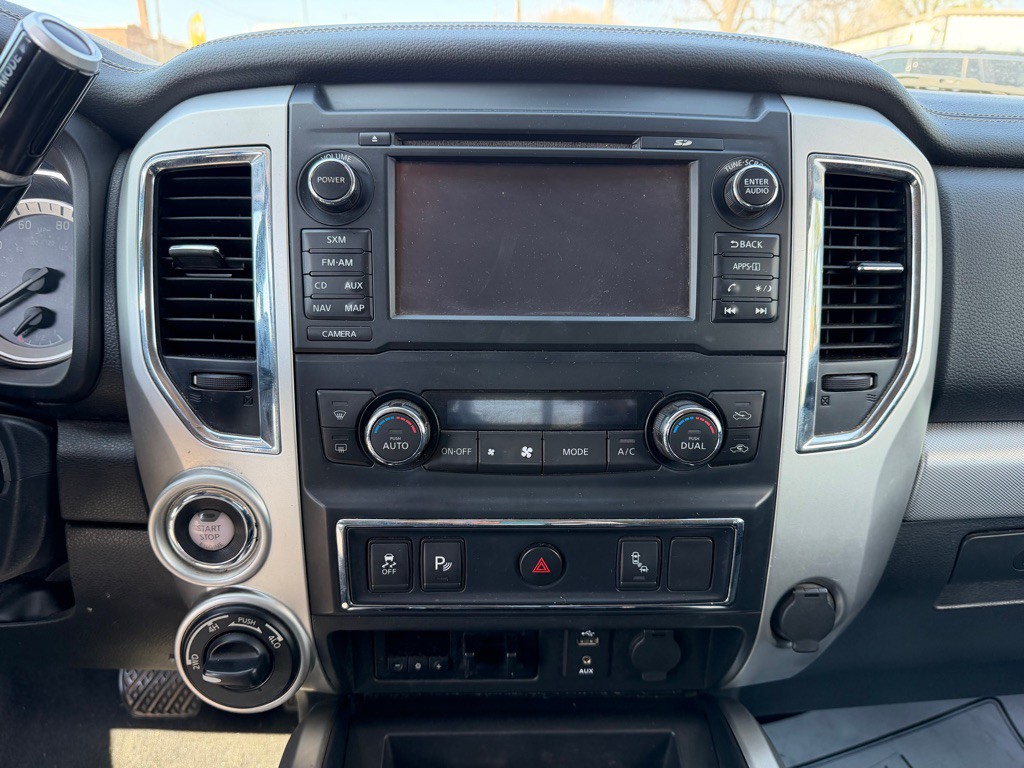 2016 Nissan Titan Image 10