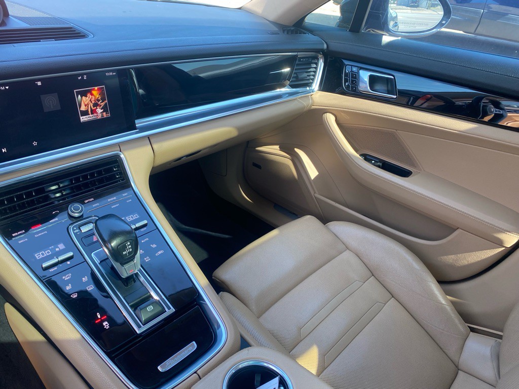 2017 Porsche Panamera Image 16