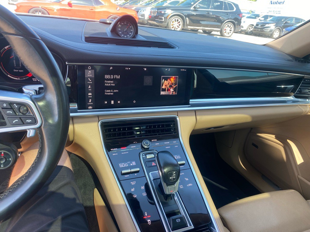 2017 Porsche Panamera Image 19