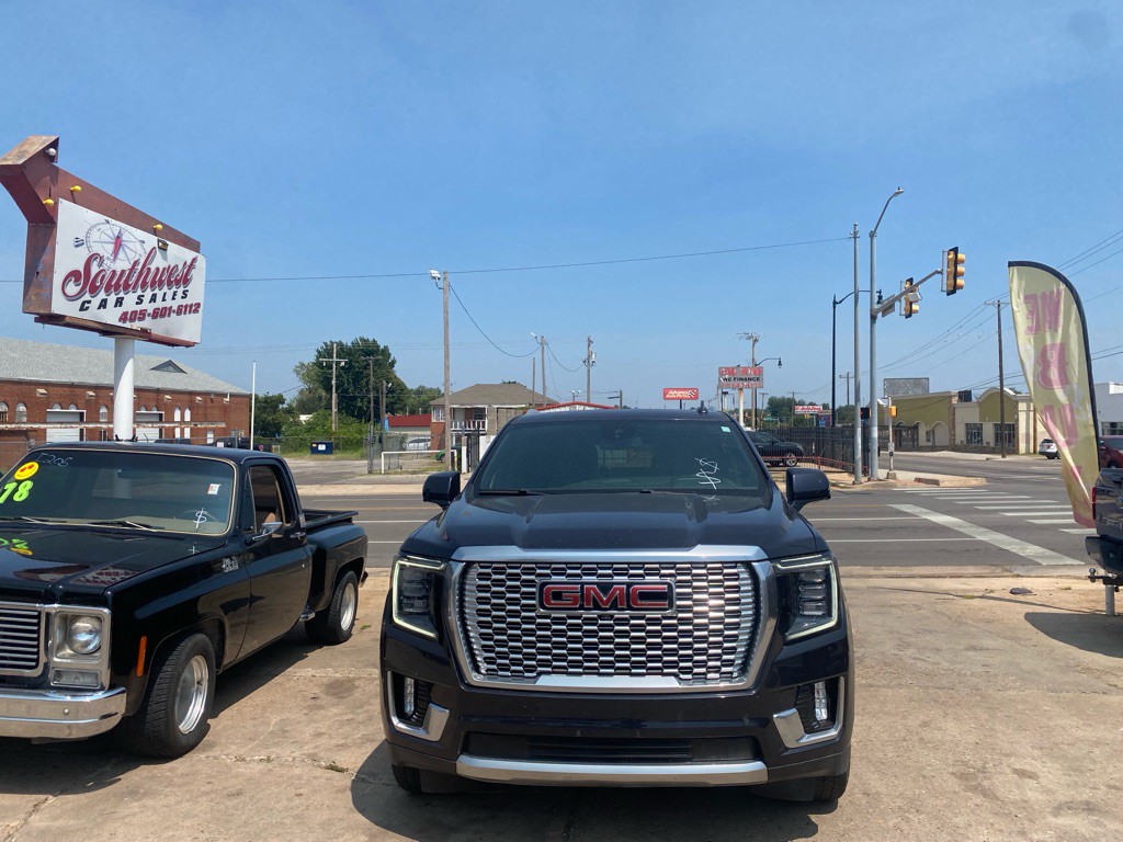 2023 GMC Yukon Image 2