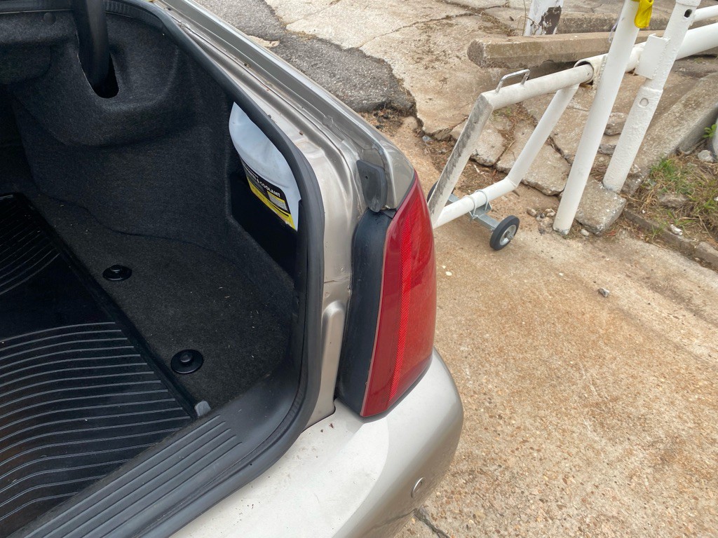 2002 Cadillac DeVille Image 18
