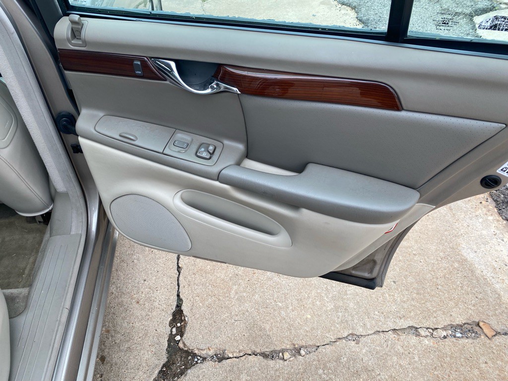 2002 Cadillac DeVille Image 30