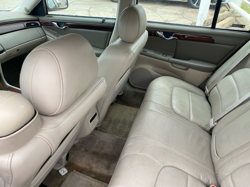2002 Cadillac DeVille Image 32