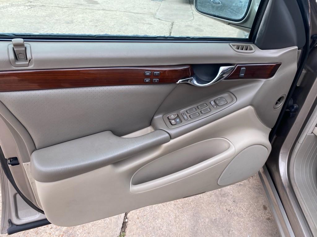 2002 Cadillac DeVille Image 37