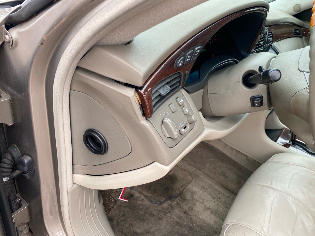 2002 Cadillac DeVille Image 43