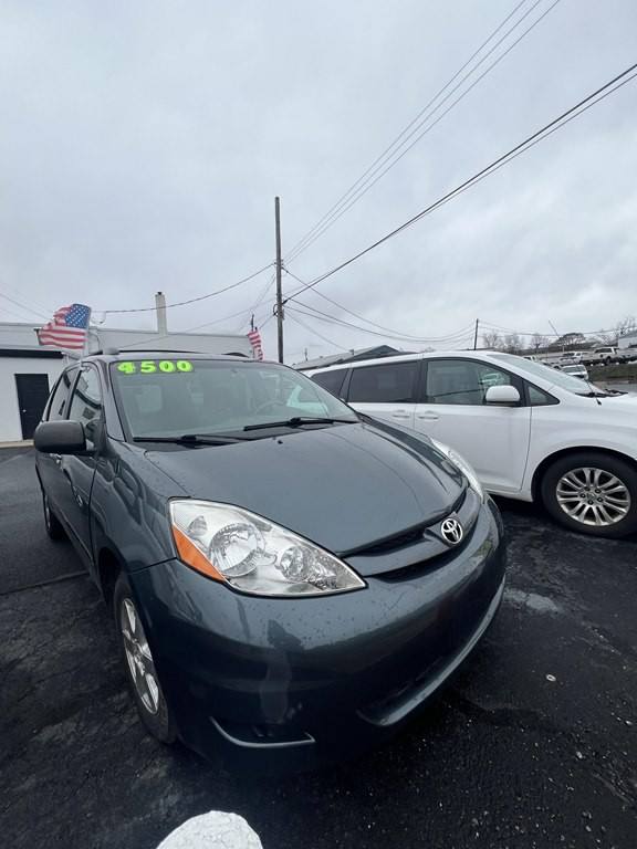 2010 Toyota Sienna Image 1