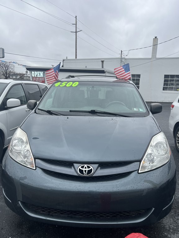 2010 Toyota Sienna Image 2