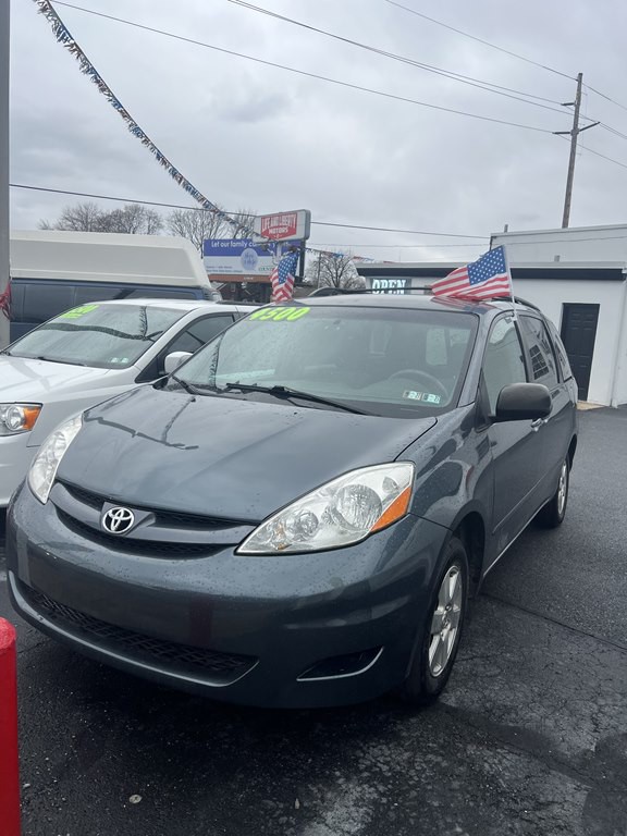 2010 Toyota Sienna Image 3