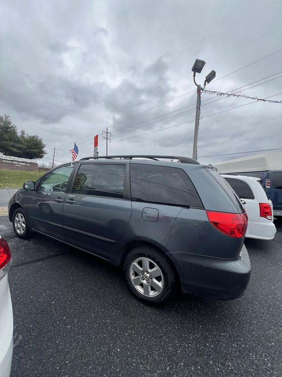 2010 Toyota Sienna Image 4