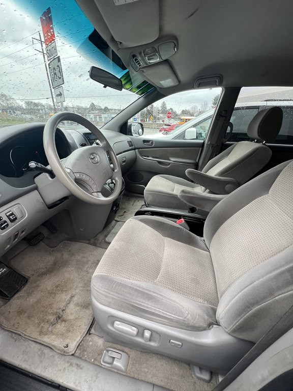 2010 Toyota Sienna Image 8