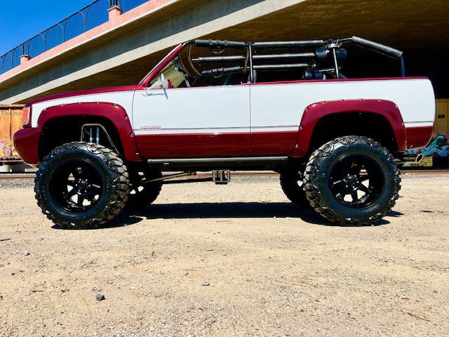 1995 Chevrolet Tahoe Image 2