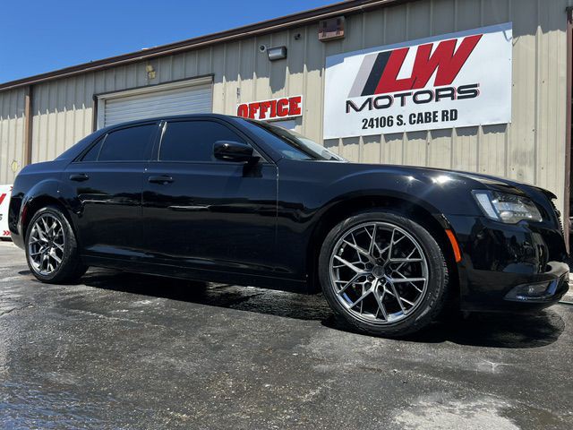 2019 Chrysler 300 Image 2