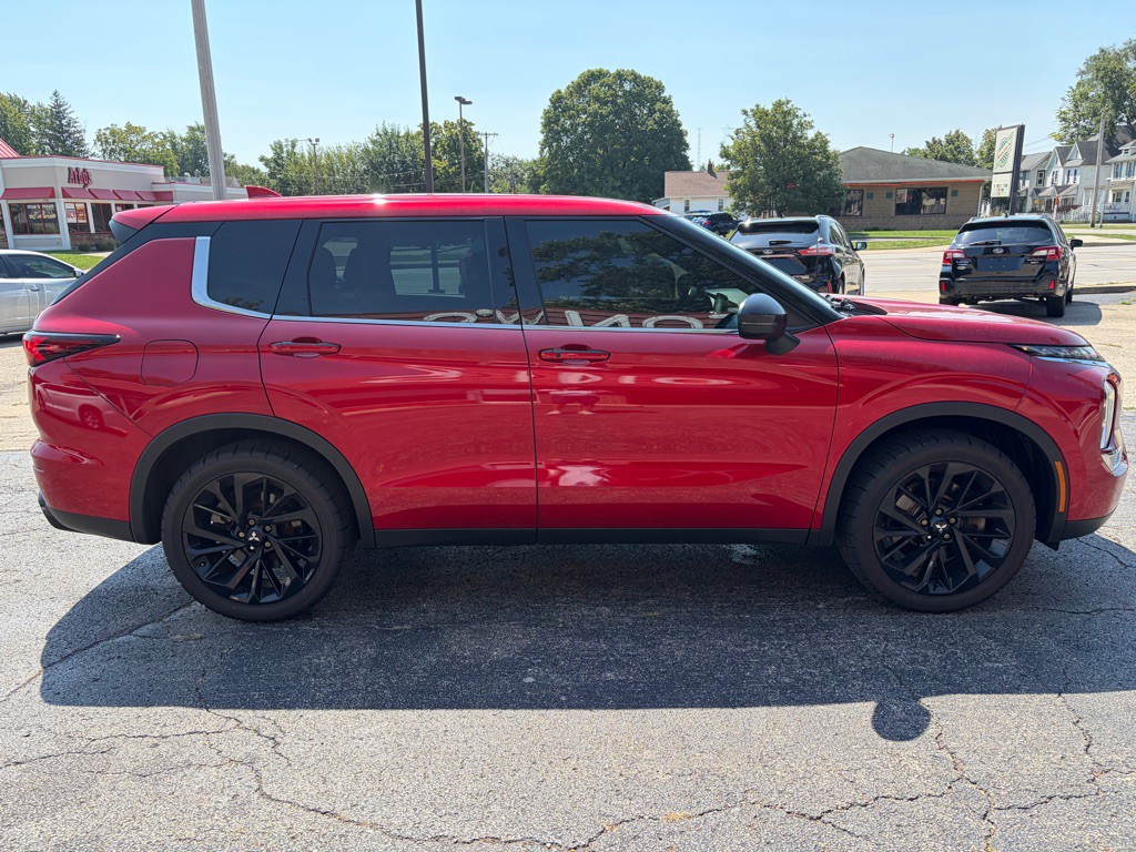 2022 Mitsubishi Outlander Image 3