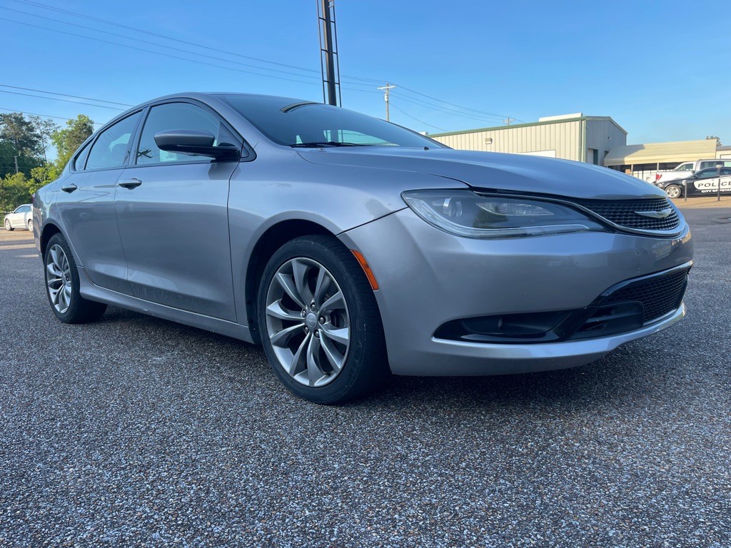 2015 Chrysler 200 Image 9