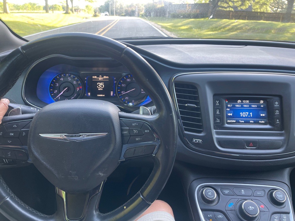 2015 Chrysler 200 Image 10
