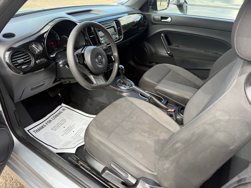 2014 Volkswagen Beetle Image 2