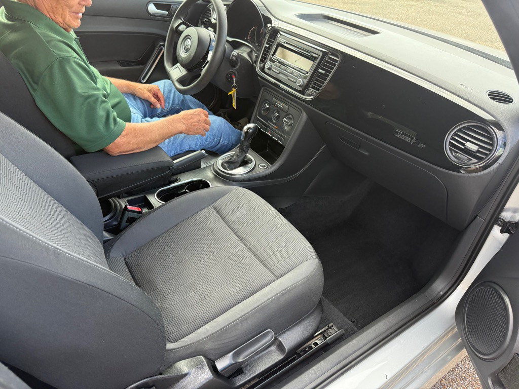2014 Volkswagen Beetle Image 4