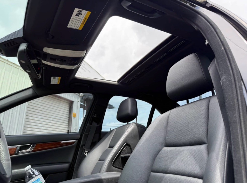 2011 Mercedes-Benz C-Class Image 4