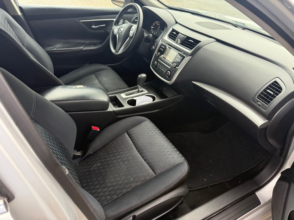 2016 Nissan Altima Image 9