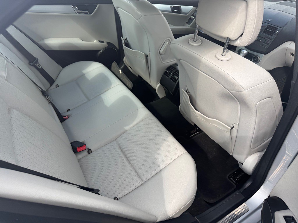 2010 Mercedes-Benz C-Class Image 3