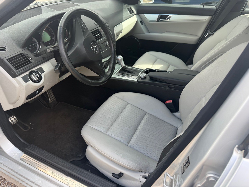 2010 Mercedes-Benz C-Class Image 6