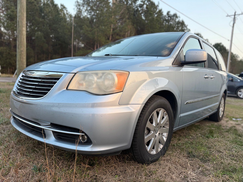 2013 Chrysler Town & Country Image 1