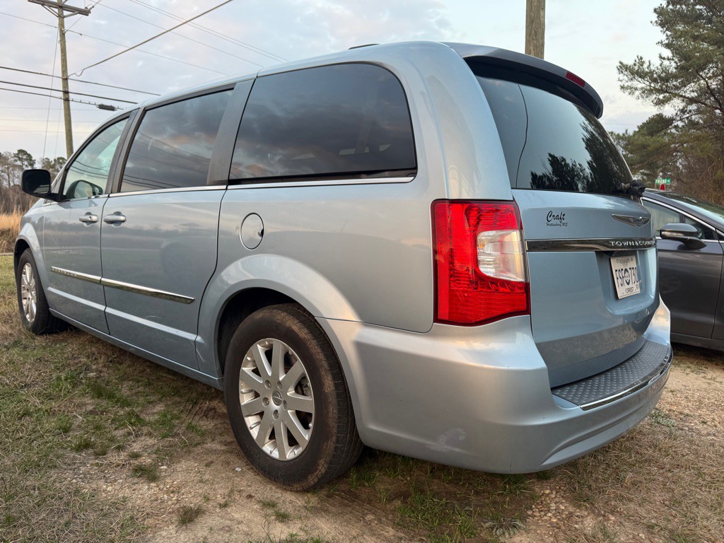 2013 Chrysler Town & Country Image 3