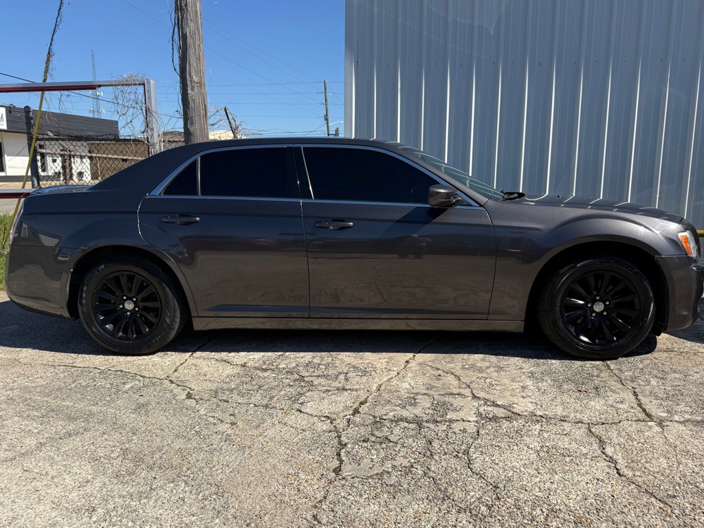 2013 Chrysler 300 Image 4