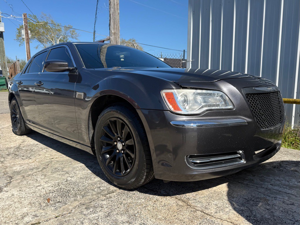 2013 Chrysler 300 Image 1