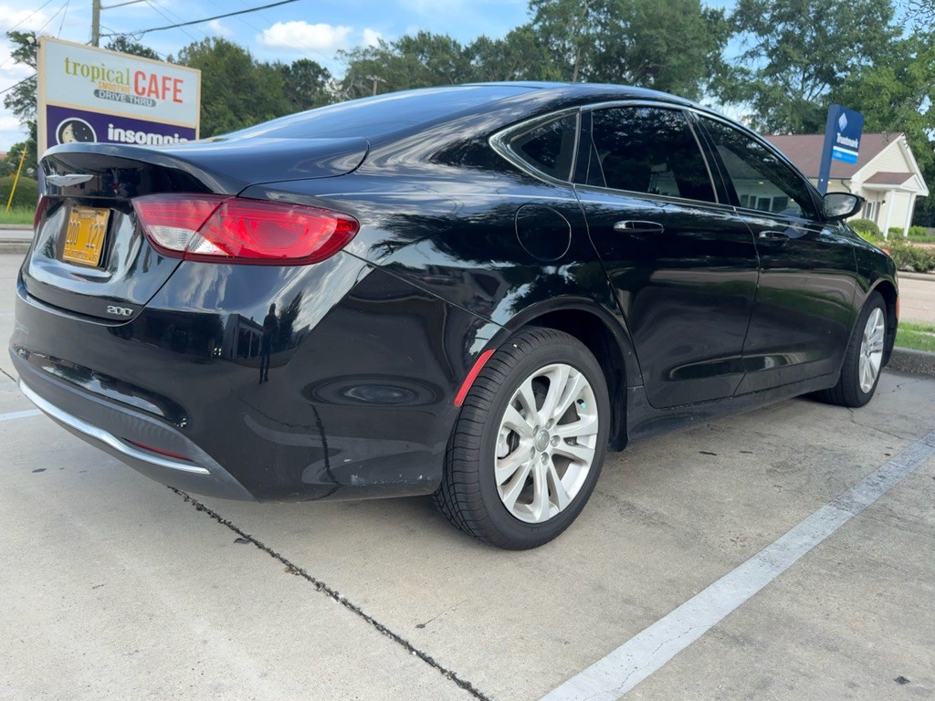 2016 Chrysler 200 Image 3