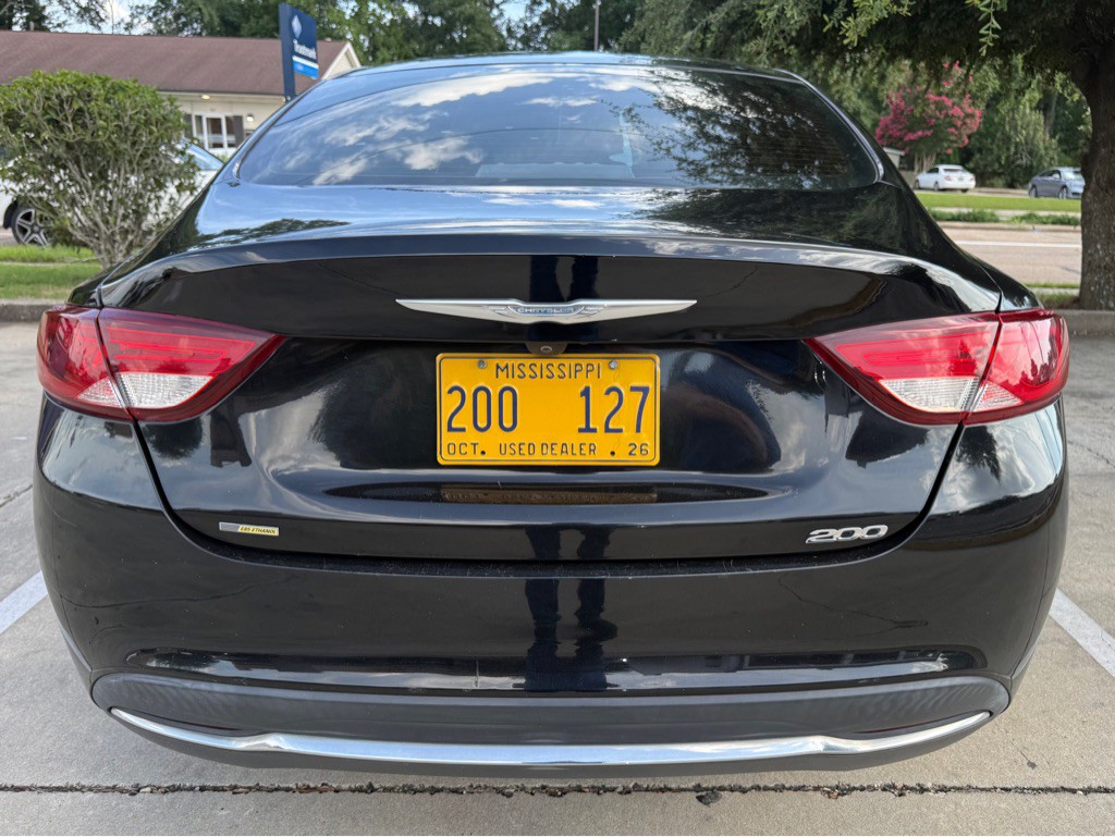 2016 Chrysler 200 Image 4