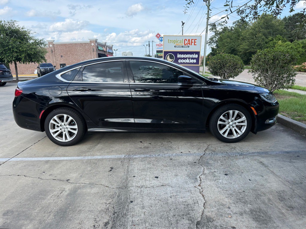 2016 Chrysler 200 Image 6