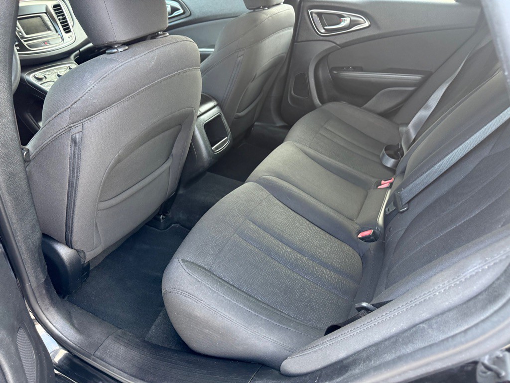 2016 Chrysler 200 Image 8