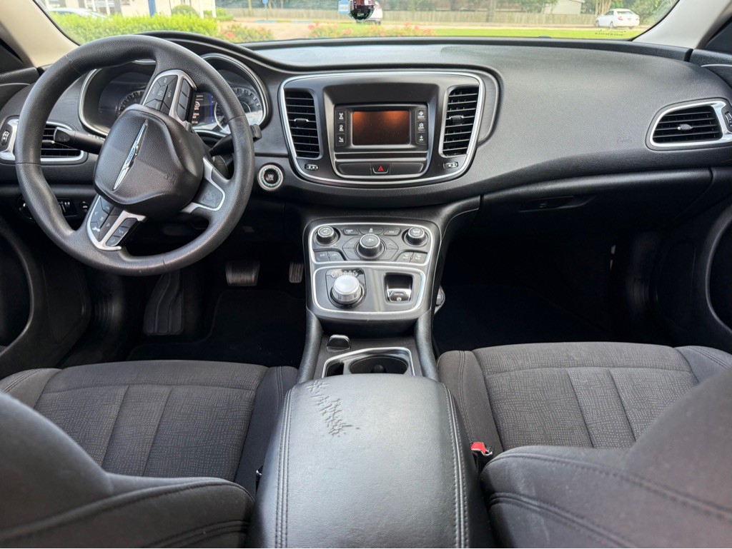 2016 Chrysler 200 Image 9