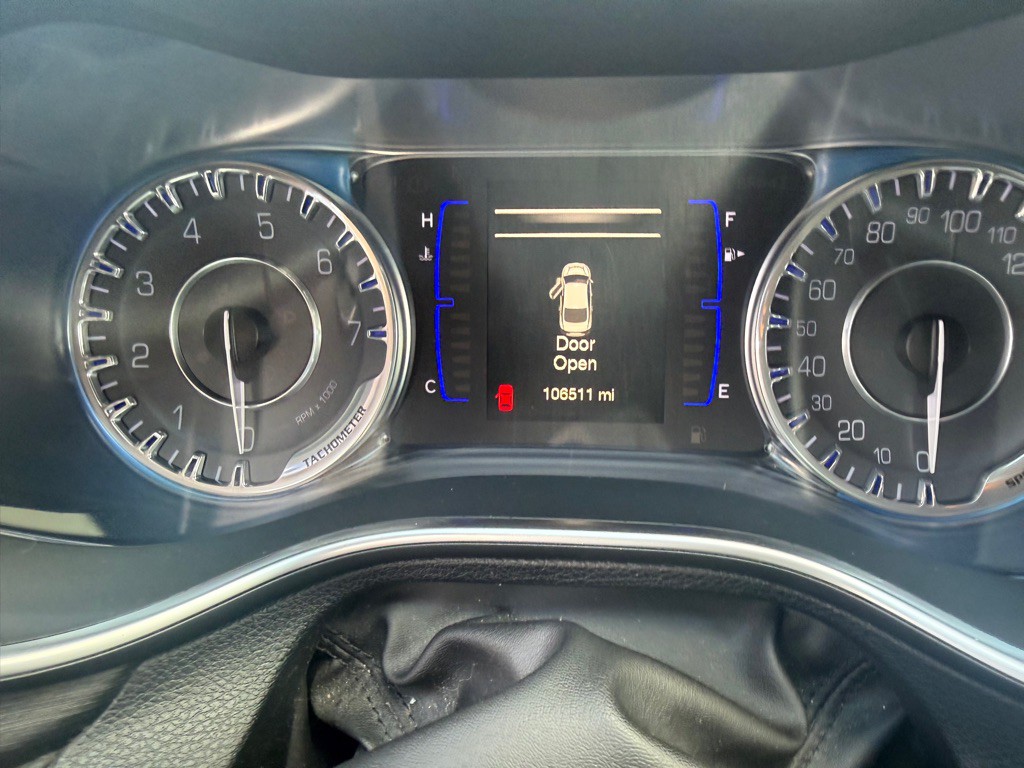 2016 Chrysler 200 Image 10