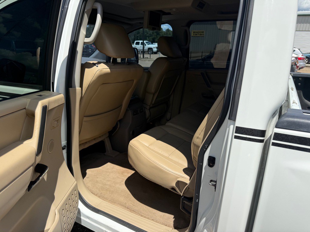 2011 Nissan Titan Image 13