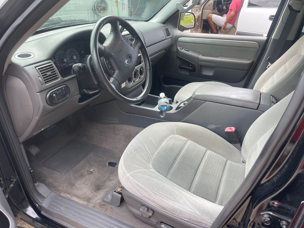 2004 Ford Explorer Image 8