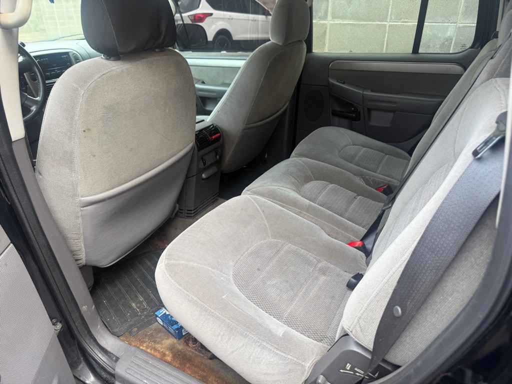 2004 Ford Explorer Image 16