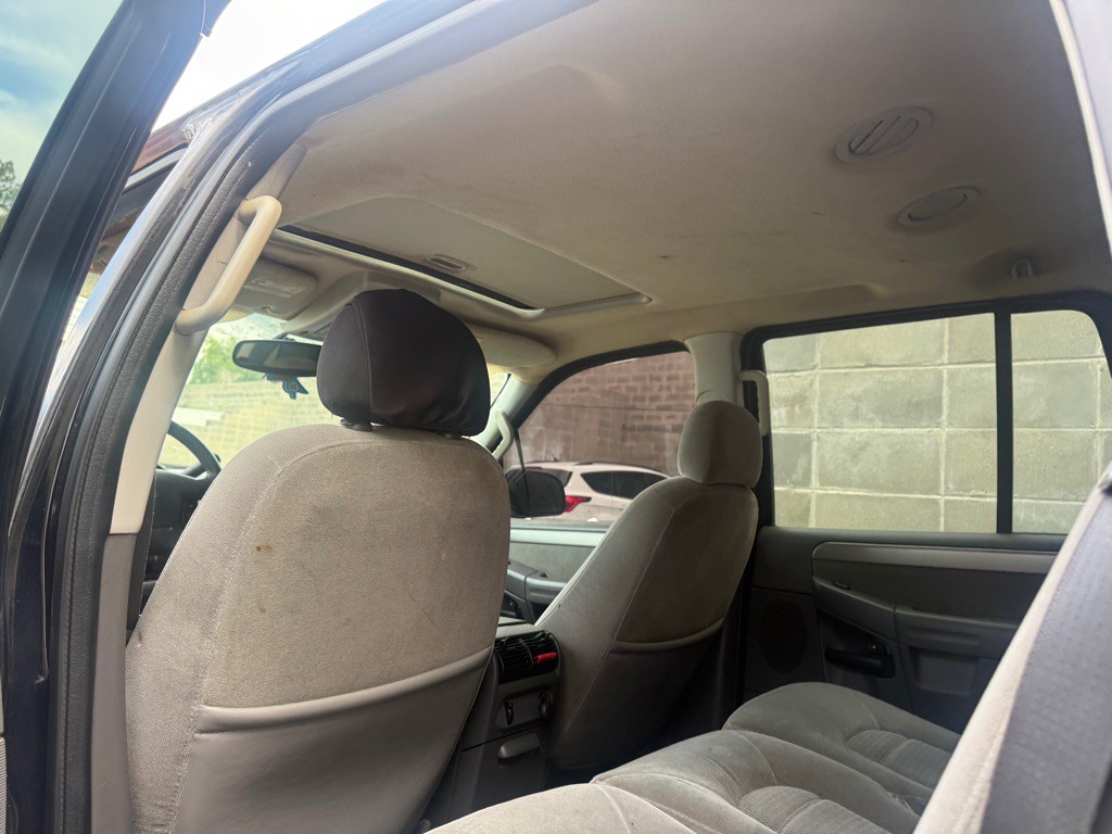 2004 Ford Explorer Image 17