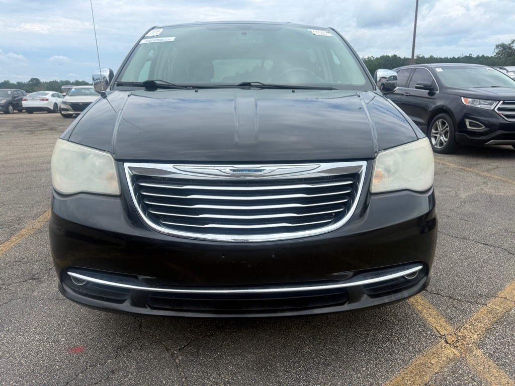 2013 Chrysler Town & Country Image 2