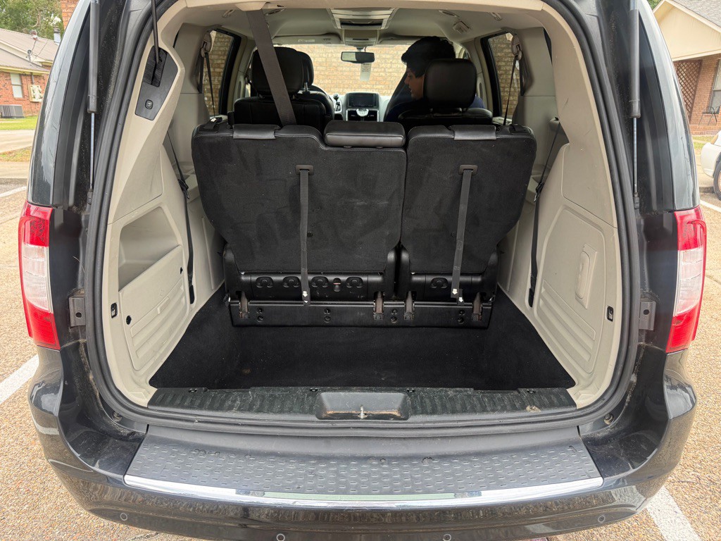 2013 Chrysler Town & Country Image 3