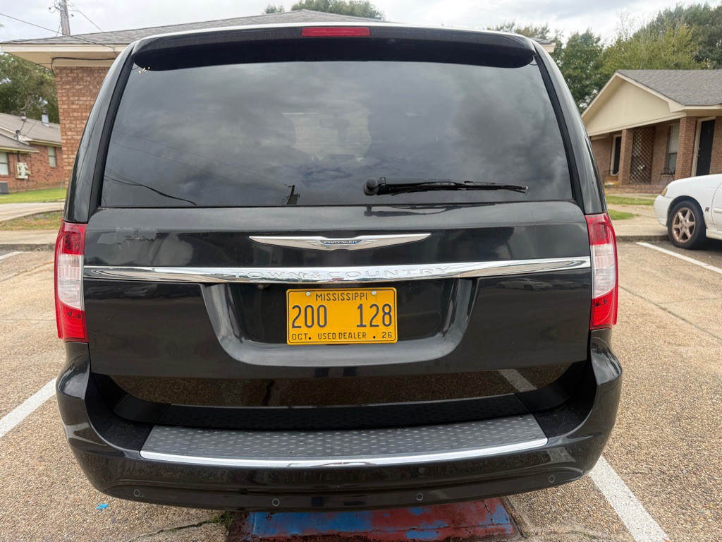 2013 Chrysler Town & Country Image 4