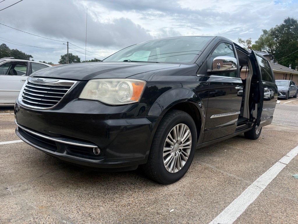 2013 Chrysler Town & Country Image 5