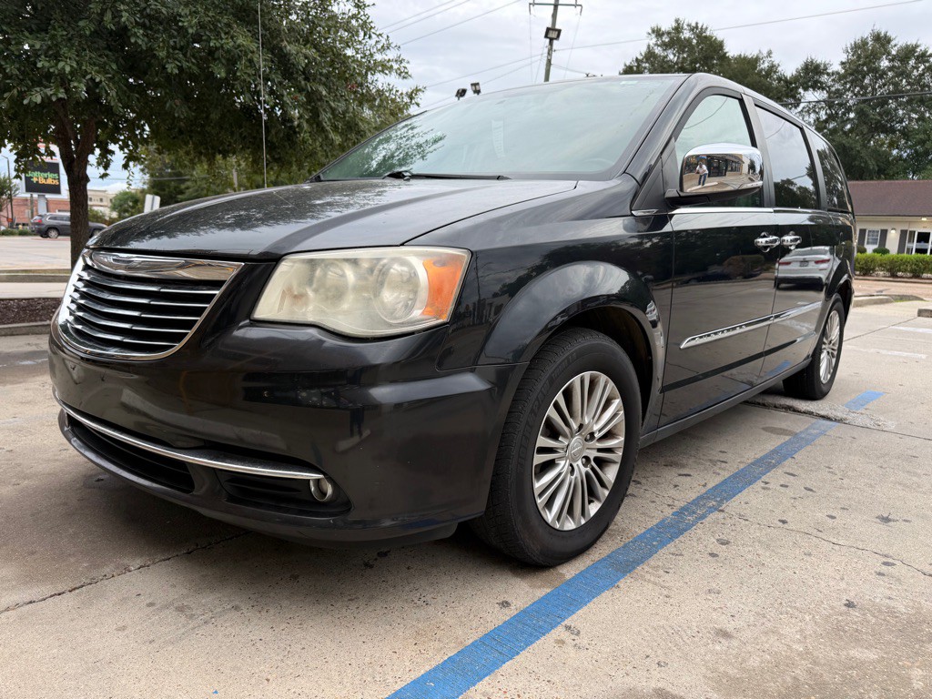 2013 Chrysler Town & Country Image 8