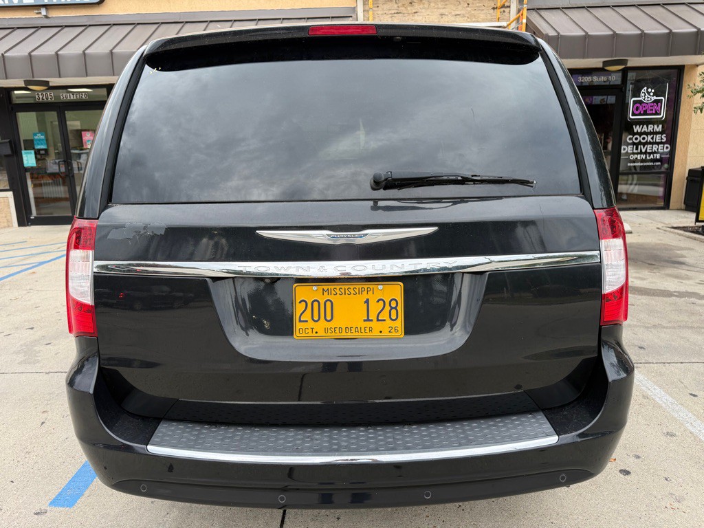 2013 Chrysler Town & Country Image 9