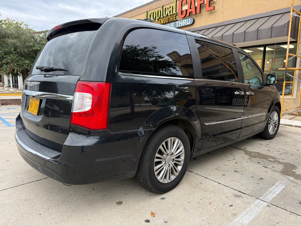 2013 Chrysler Town & Country Image 10