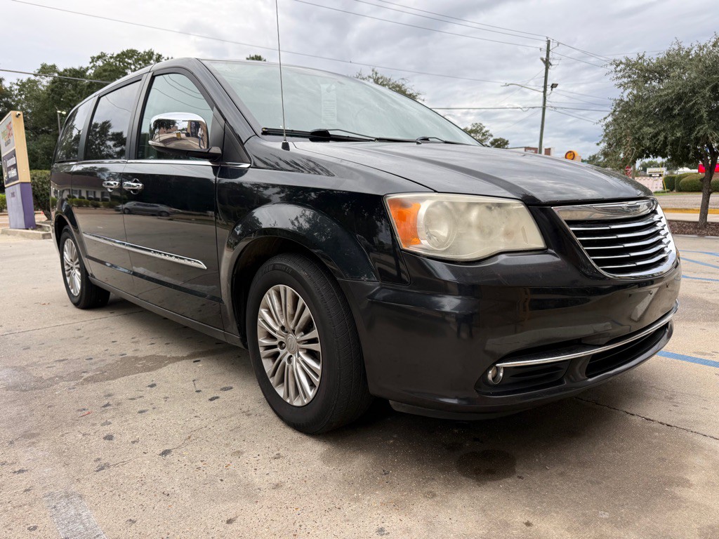 2013 Chrysler Town & Country Image 11