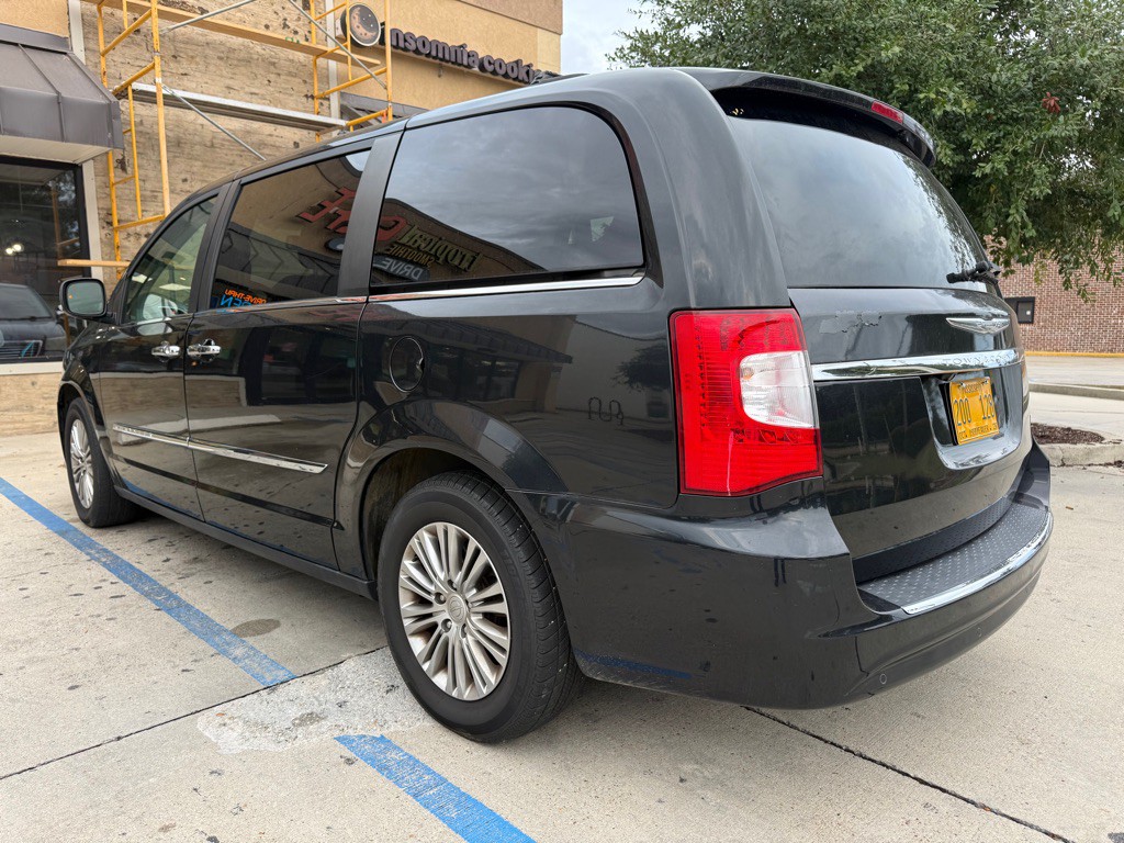 2013 Chrysler Town & Country Image 13