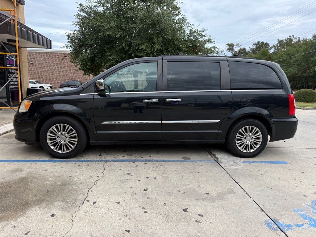 2013 Chrysler Town & Country Image 14