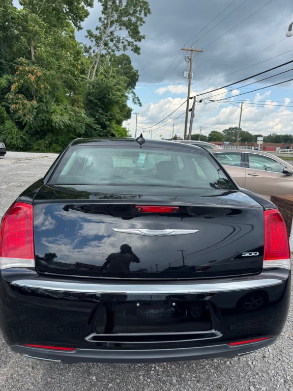 2018 Chrysler 300 Image 4